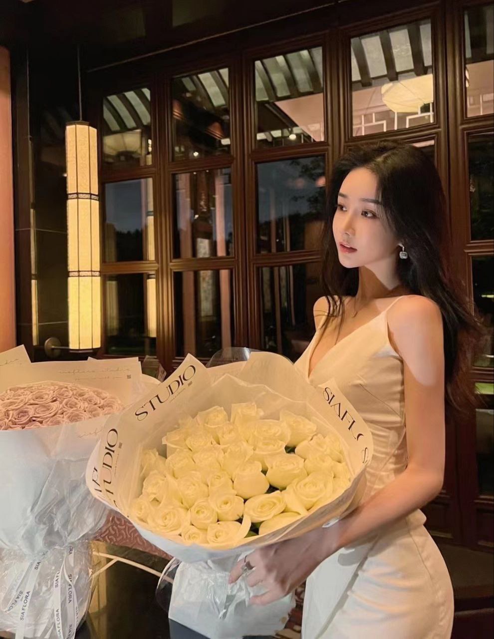 高冷女神床上这么骚 哪有平时高冷女神的样子 超级反差叫床淫荡不堪 水多多 滋溜一下就进去了