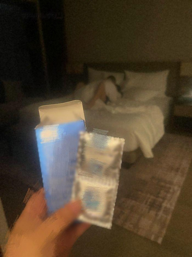 含着泪亲手将爱妻献给甲方领导