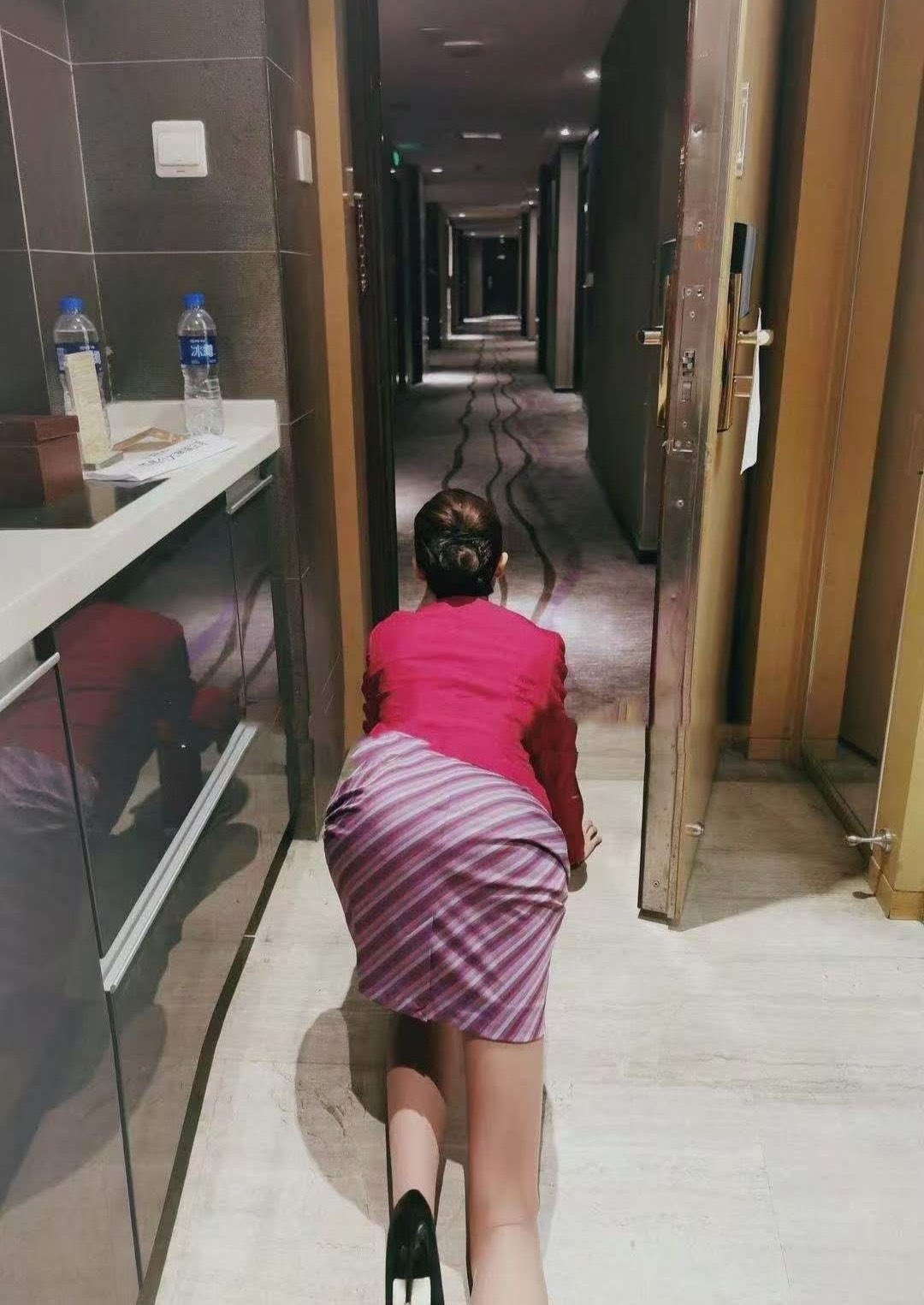 ❤️性感空姐女神❤️空姐就得这样当母狗去玩 下班衣服都没有换直接开到房间 跪在板凳上就开始后入