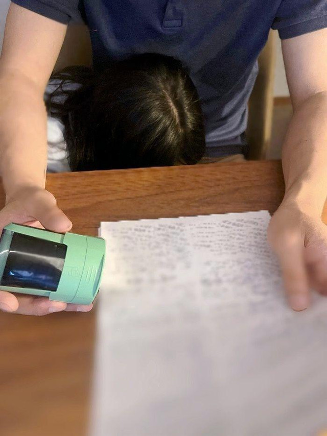 含着泪亲手将爱妻献给甲方领导