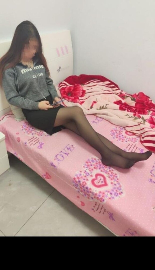 先把嫂子玩到潮喷，再把精液射到嫂子骚逼里，真的太爽了