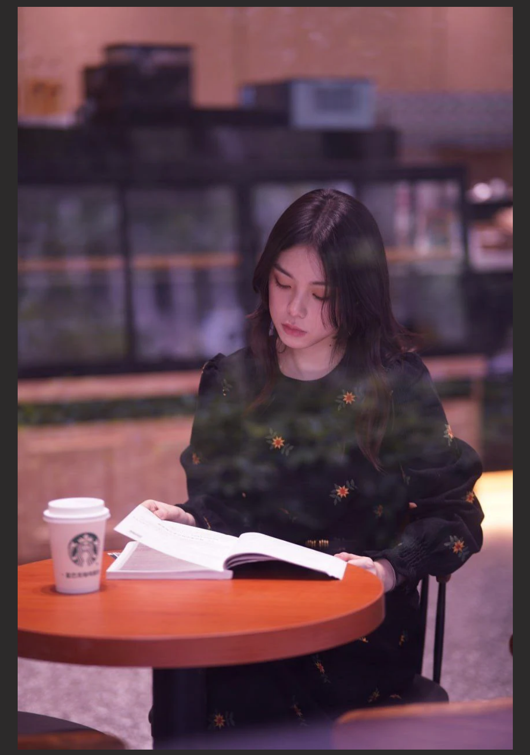 广州美术学院孙韵婷和男友性爱自拍 跪趴在镜子前被四眼男友后入猛操淫穴