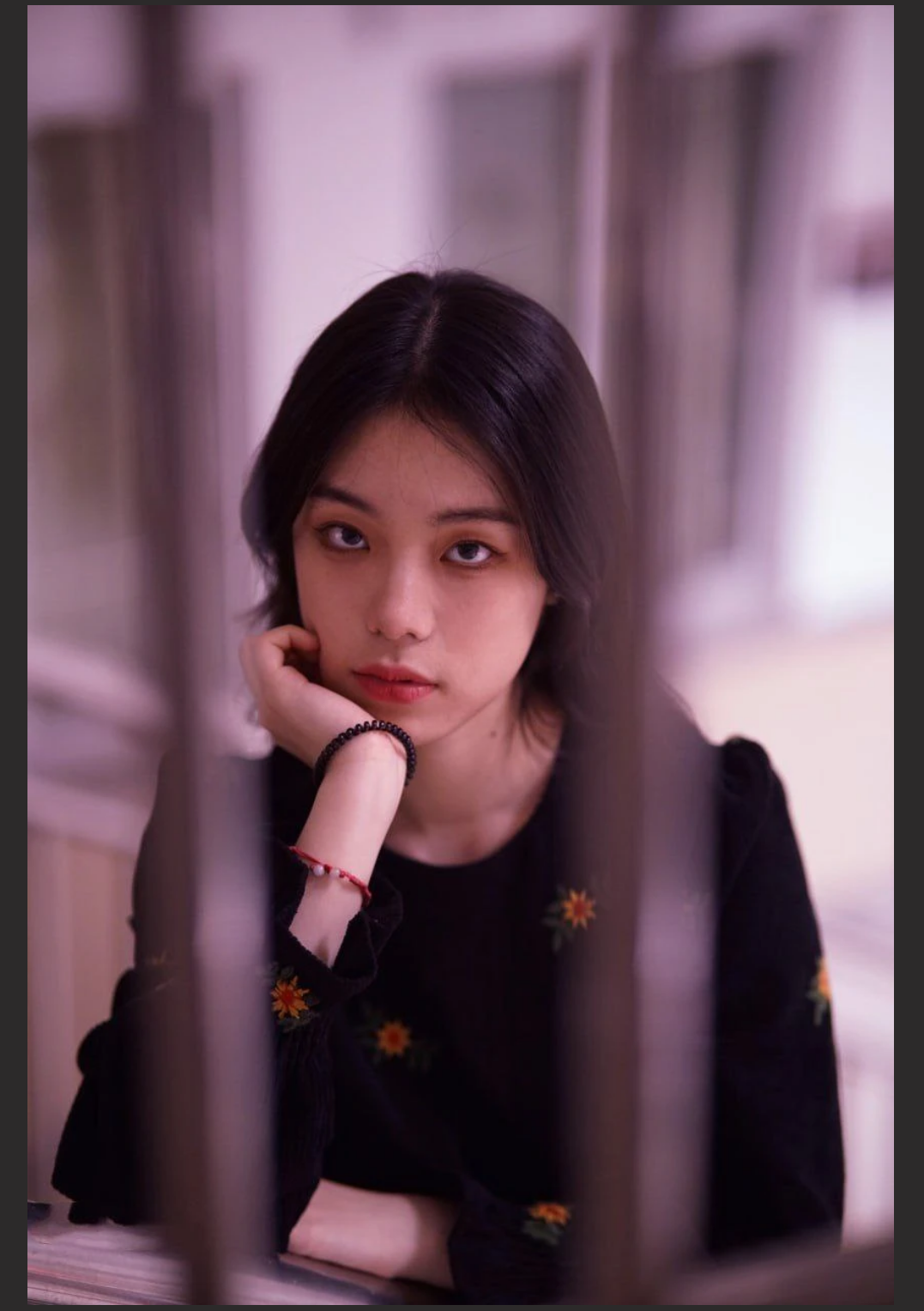 广州美术学院孙韵婷和男友性爱自拍 跪趴在镜子前被四眼男友后入猛操淫穴