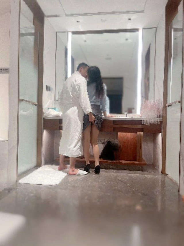 含着泪亲手将爱妻献给甲方领导