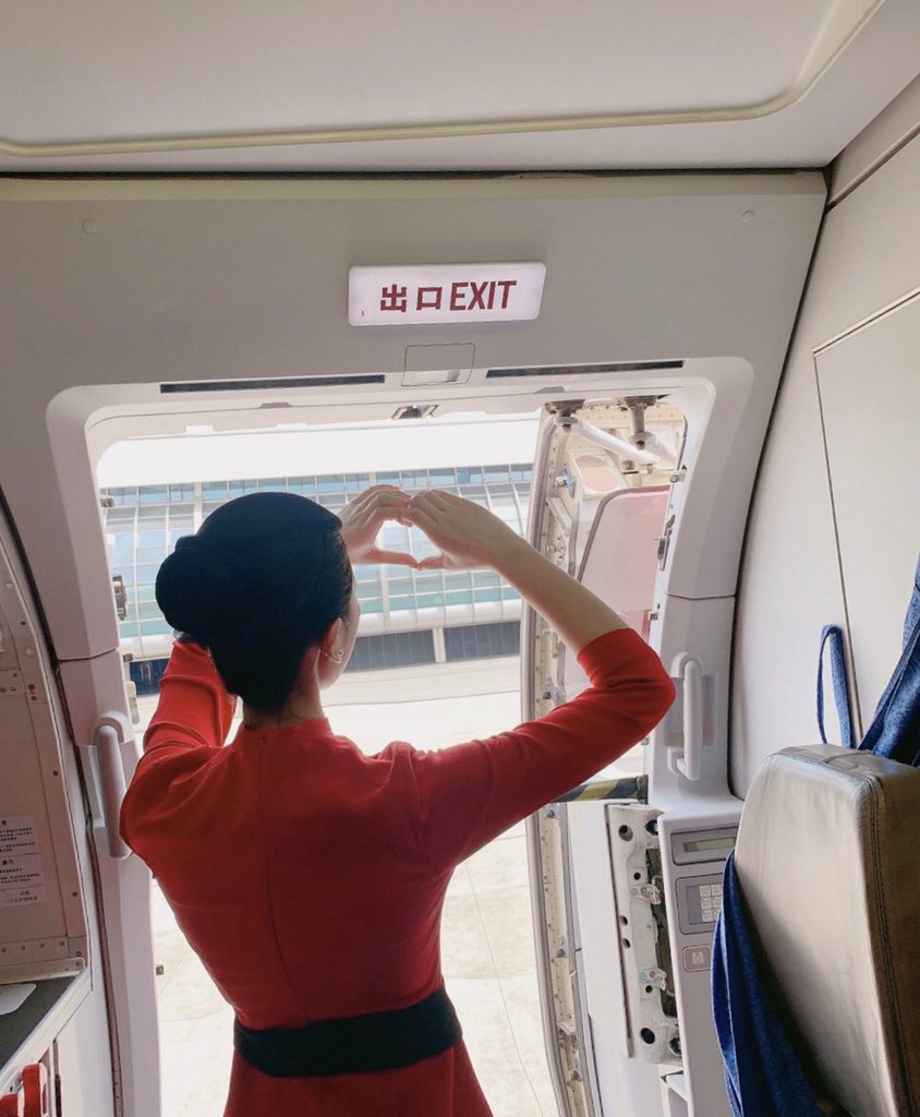 ❤️性感空姐女神❤️空姐就得这样当母狗去玩 下班衣服都没有换直接开到房间 跪在板凳上就开始后入