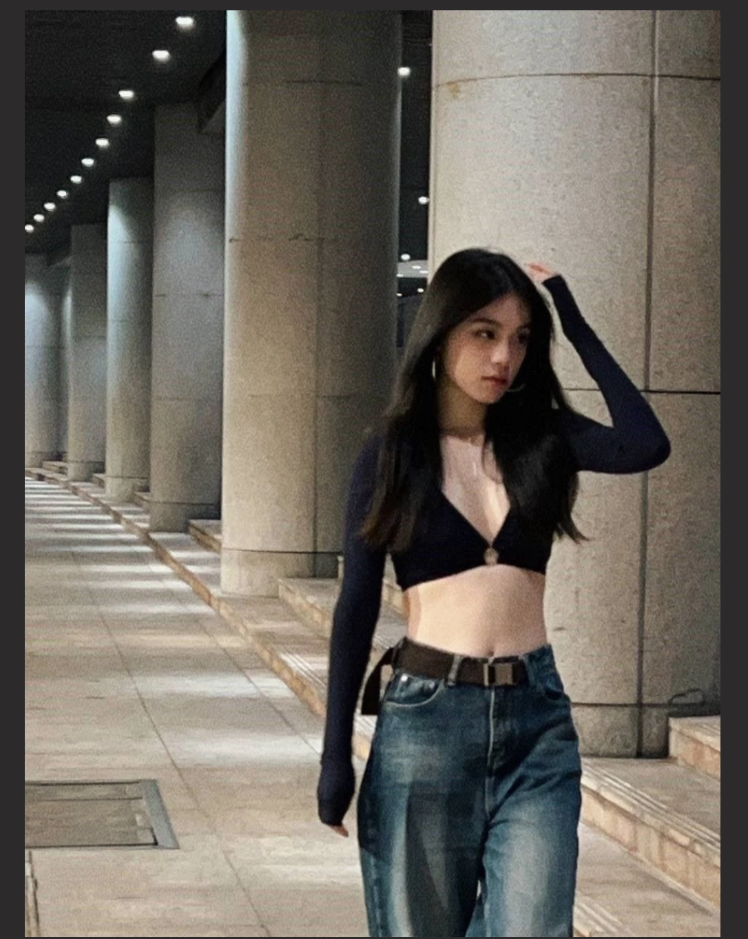 广州美术学院孙韵婷和男友性爱自拍 跪趴在镜子前被四眼男友后入猛操淫穴