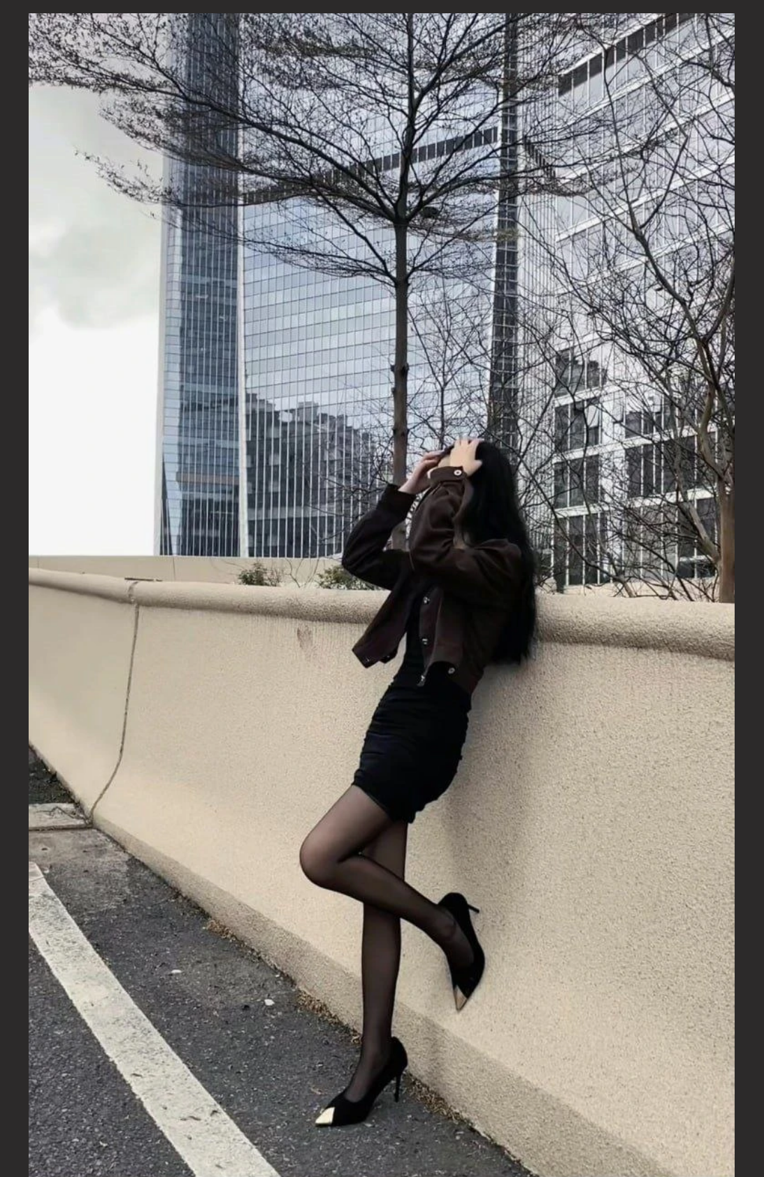 广州美术学院孙韵婷和男友性爱自拍 跪趴在镜子前被四眼男友后入猛操淫穴