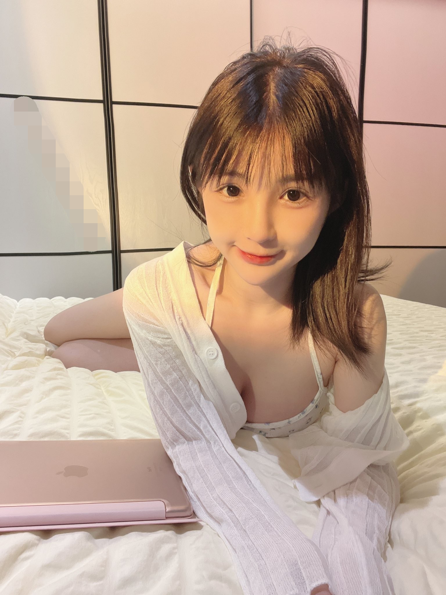 考研妹妹第一人称视角白皙透粉 做的时候她会还自己按摩阴蒂 下面粉嫩嫩的 无套的感觉非常紧致 超敏感