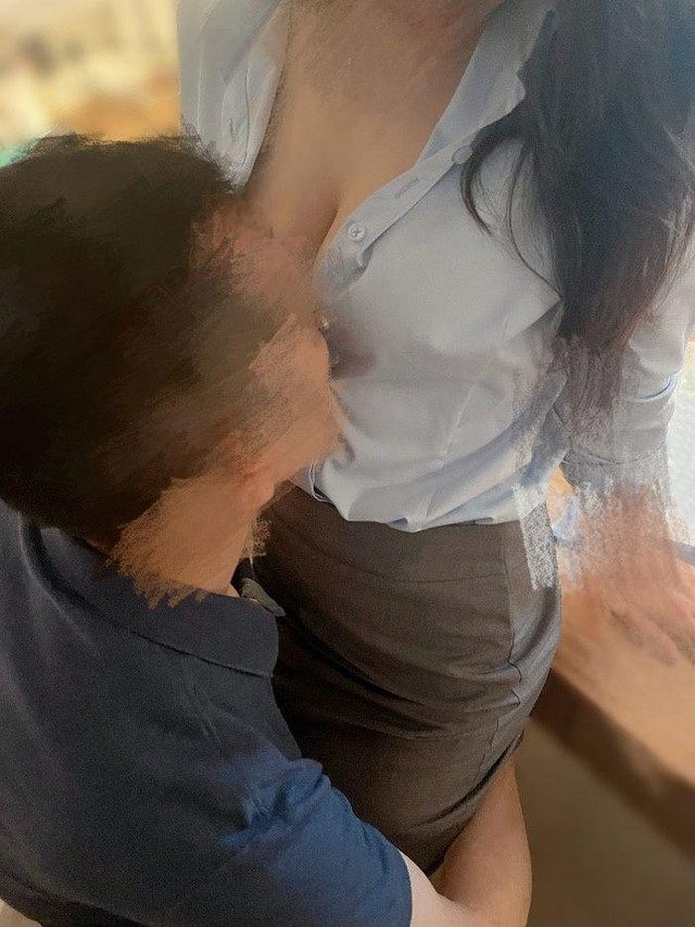 含着泪亲手将爱妻献给甲方领导