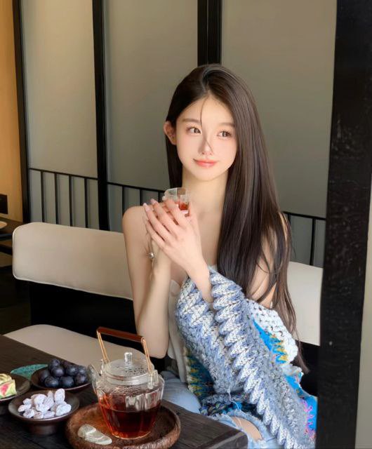 高冷女神床上这么骚 哪有平时高冷女神的样子 超级反差叫床淫荡不堪 水多多 滋溜一下就进去了