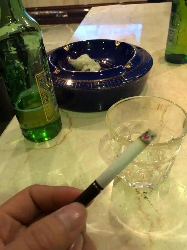 含着泪亲手将爱妻献给甲方领导