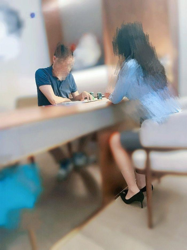 含着泪亲手将爱妻献给甲方领导