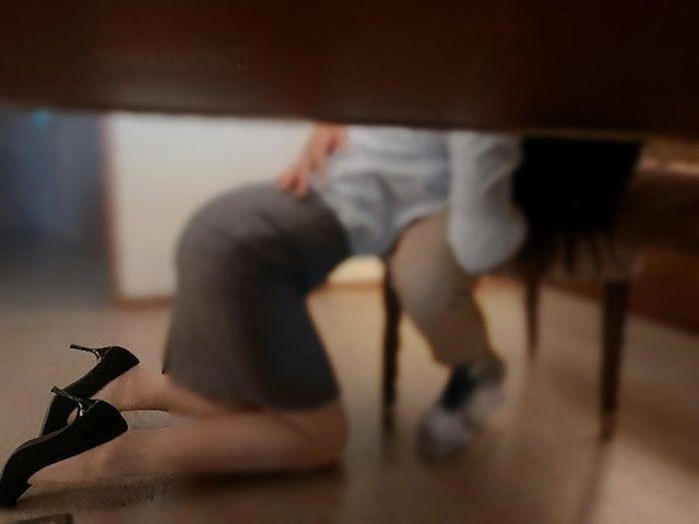 含着泪亲手将爱妻献给甲方领导