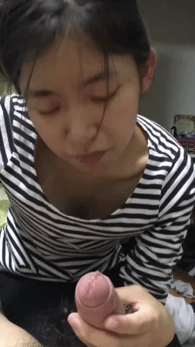 清纯轻素颜无美颜的极品美人，爱吃男友大屌，技术一流十分娴熟，最后吞精入腹，太淫荡了！