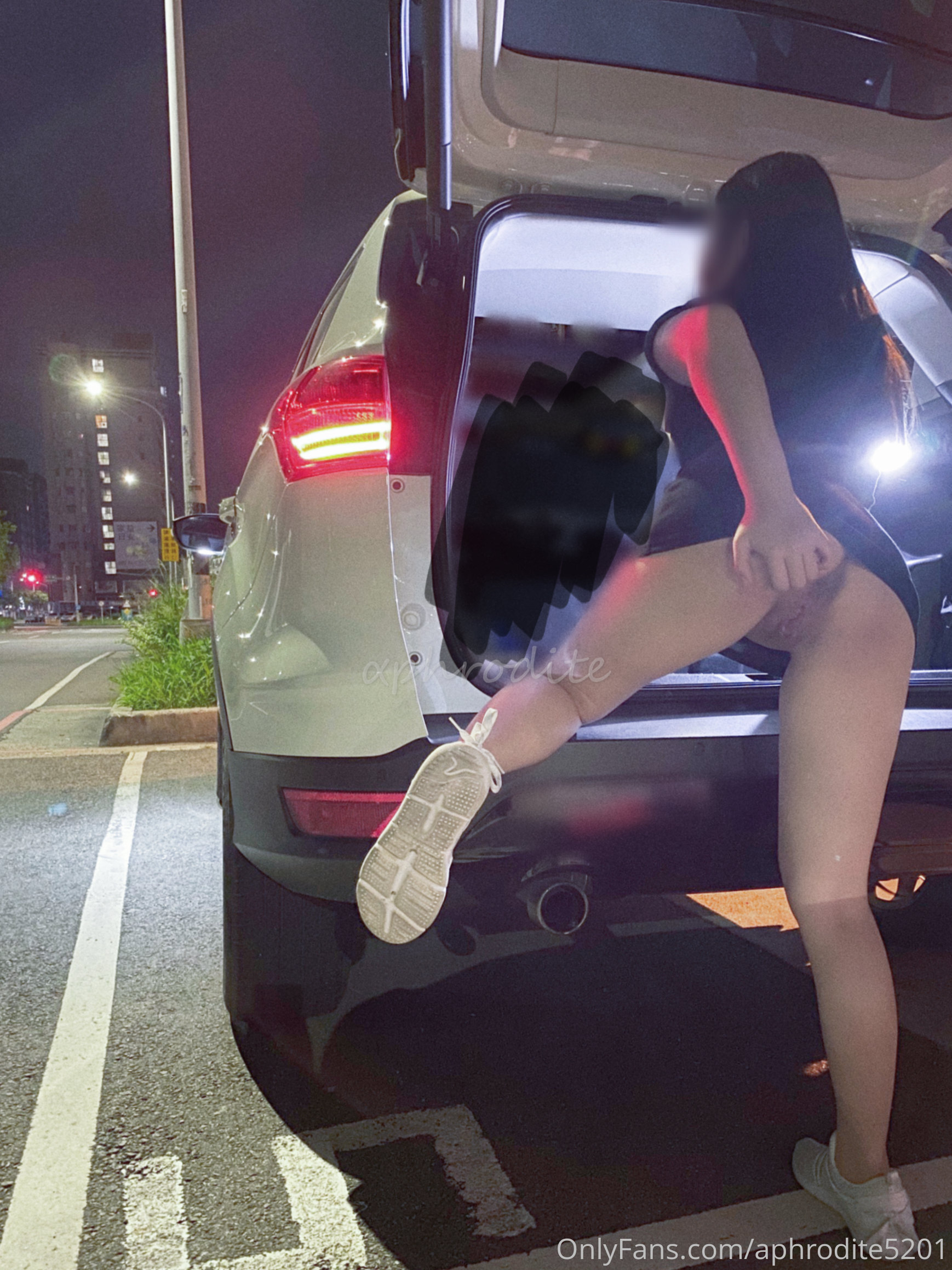 公司楼下的停车场 最适合车震办公室高冷女神 平时一脸生人勿进的样子 操起B来比谁都骚