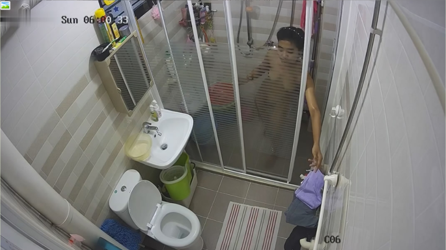 黑客破解家庭监控摄像头偷拍❤️卫生间丰满女主与佣人洗澡上厕所