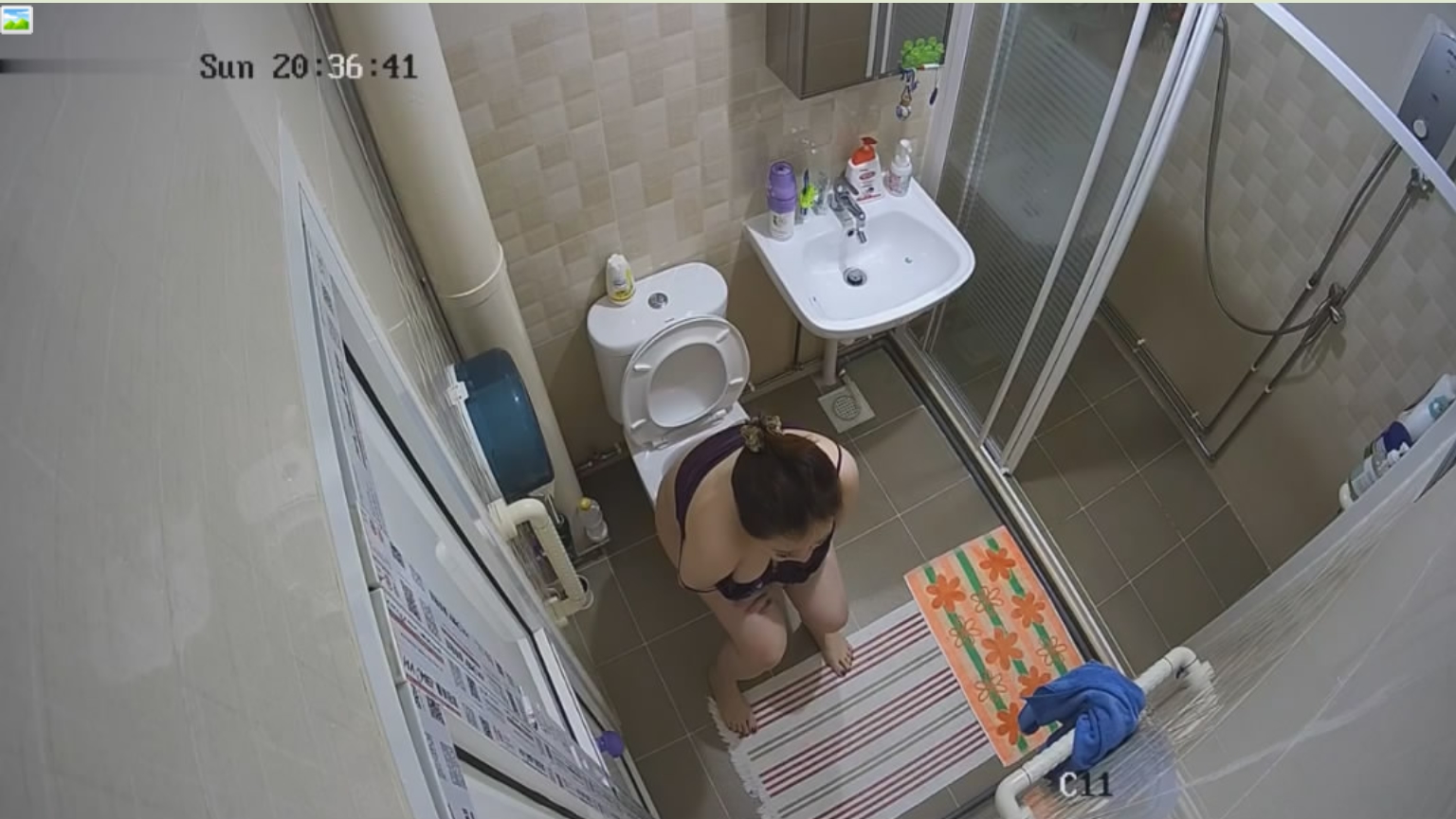 黑客破解家庭监控摄像头偷拍❤️卫生间丰满女主与佣人洗澡上厕所