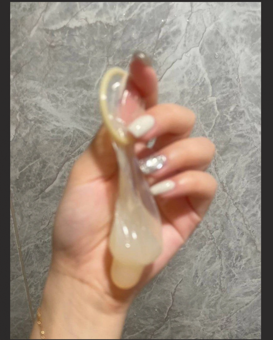 带妹子看陈奕迅演唱会 当晚就去酒店啪啪了 小穴很嫩，一看就是还没有完全被开发