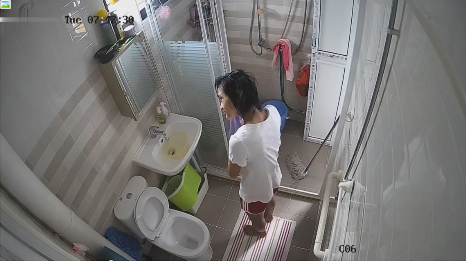 黑客破解家庭监控摄像头偷拍❤️卫生间丰满女主与佣人洗澡上厕所