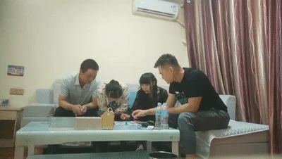 变态小伙带着漂亮女友酒店找中年夫妻玩换妻❤️小伙操大奶少妇大叔操粉嫩女友