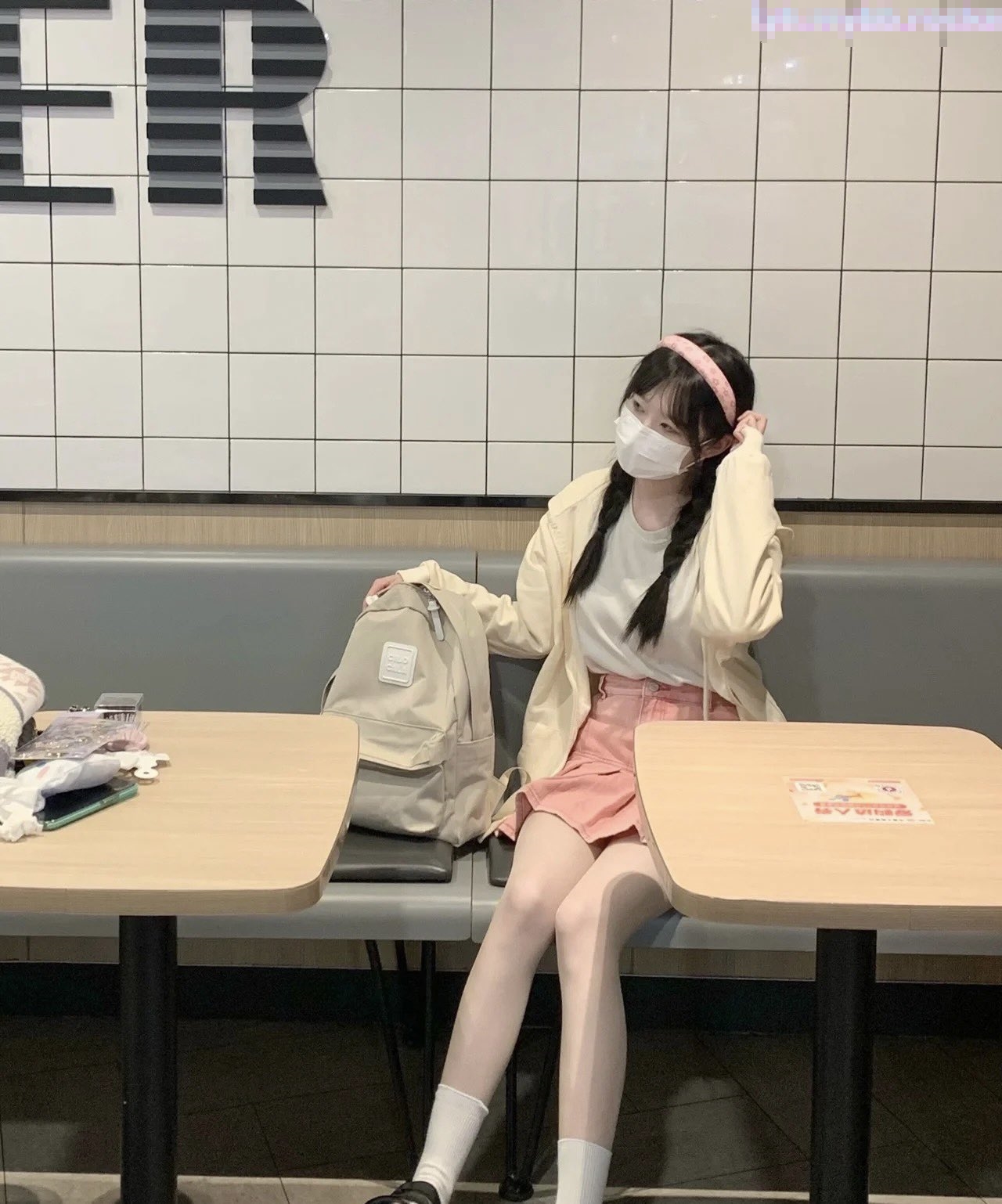 女高学生 不好好学习 让同学操女同学 他们在旁边帮忙推屁股 极品学生妹被操的骚叫不停 内射白虎鲍鱼