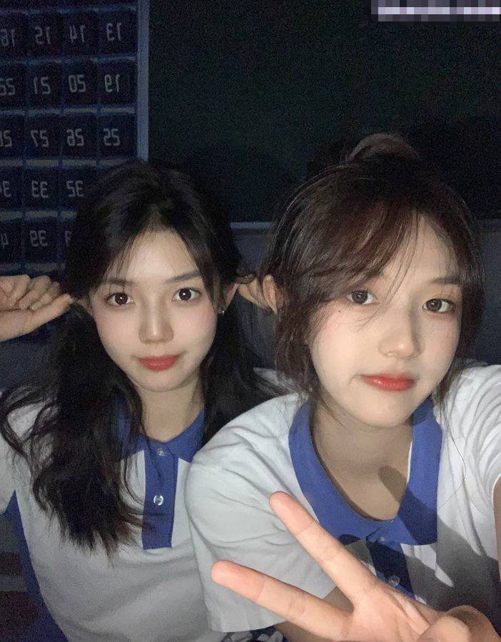 女高学生 不好好学习 让同学操女同学 他们在旁边帮忙推屁股 极品学生妹被操的骚叫不停 内射白虎鲍鱼