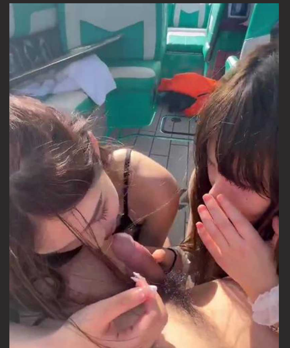 富二代游艇出海 两名顶级女神化身母狗 同时跪舔服侍 全自动后入骑乘 这是多少人的梦？