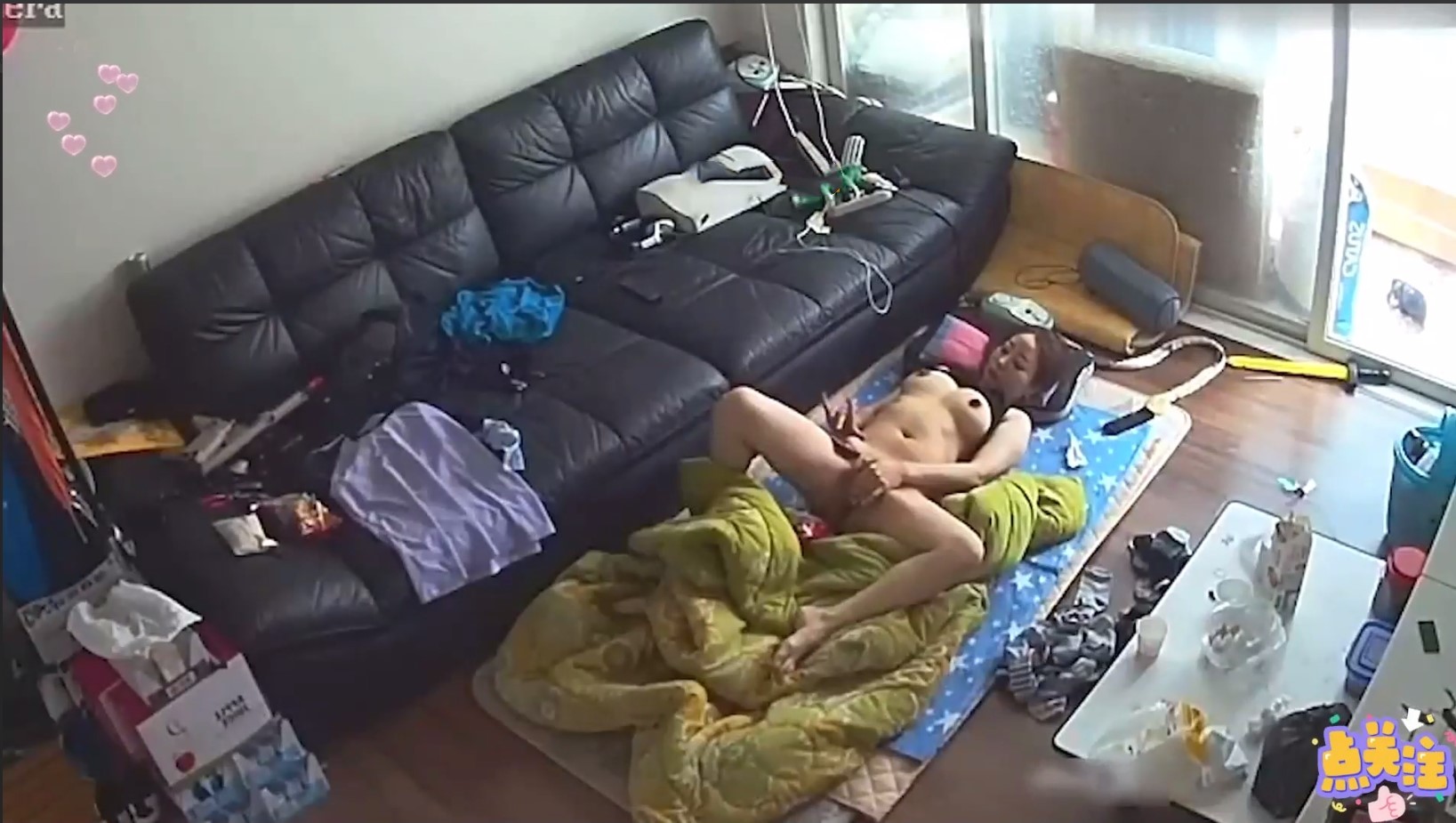 居家摄像头破解留守女人寂寞的时候也打飞机在家看毛片