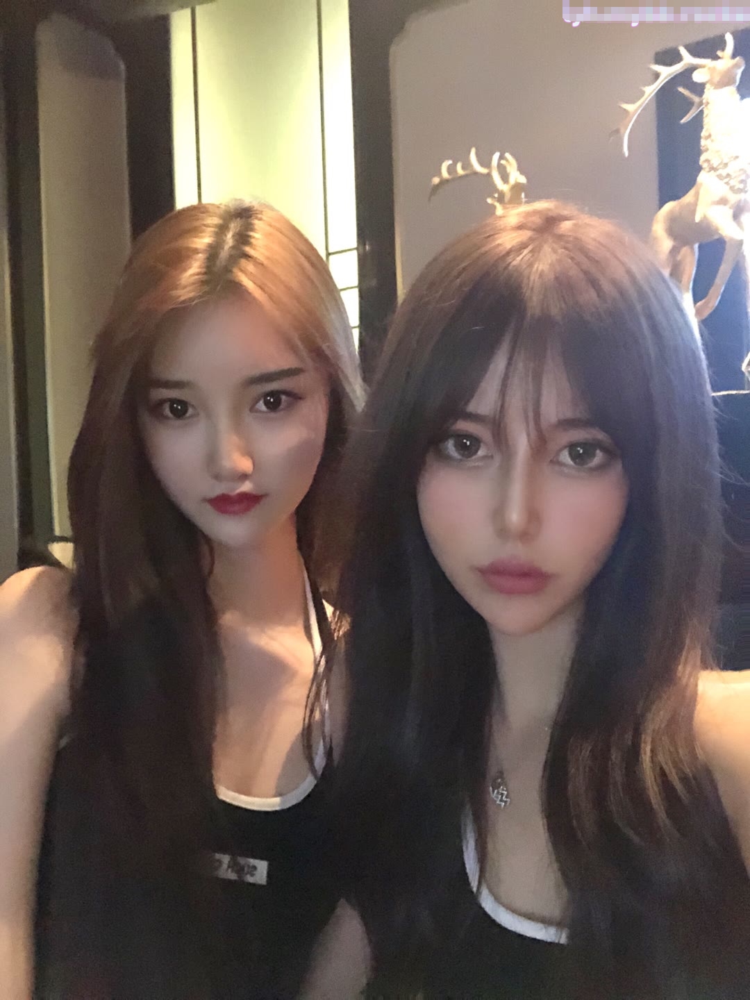 来试试换妻游戏 操着别人老婆再看着老婆被别人操，太刺激了 一张床三对夫妻，满屋子裸体的场面