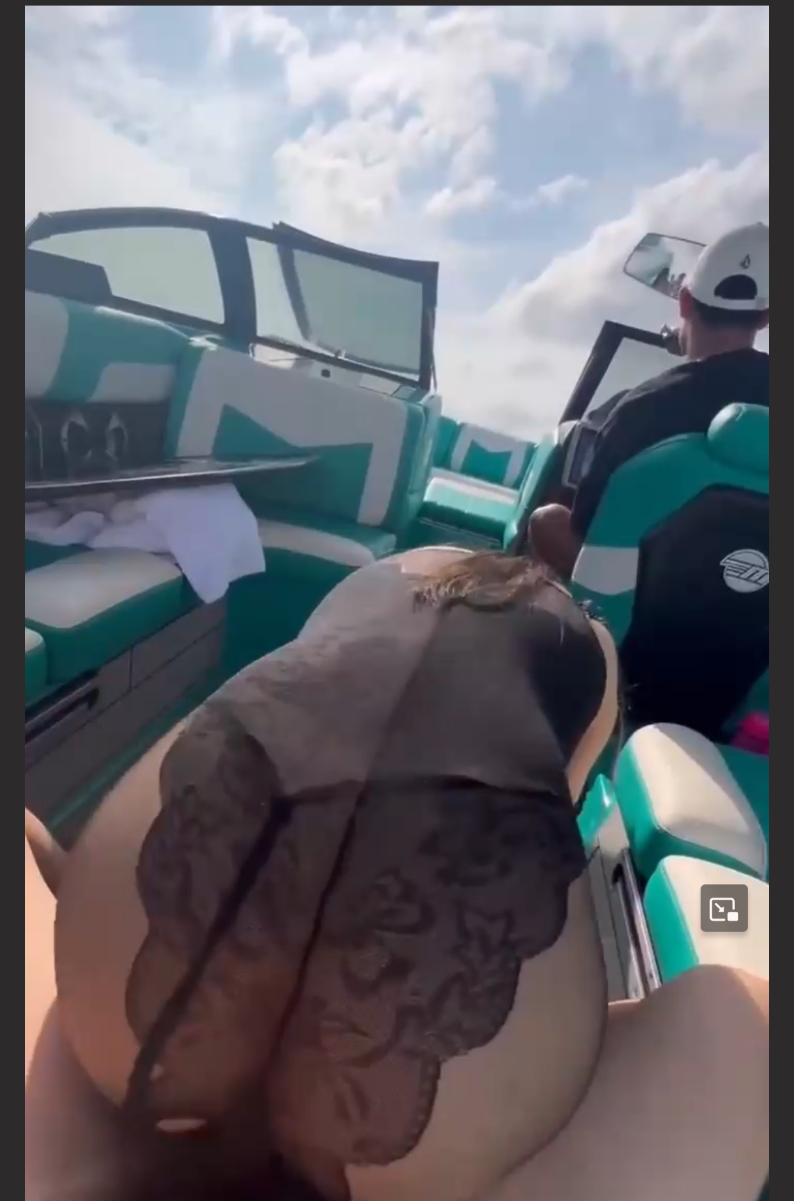 富二代游艇出海 两名顶级女神化身母狗 同时跪舔服侍 全自动后入骑乘 这是多少人的梦？