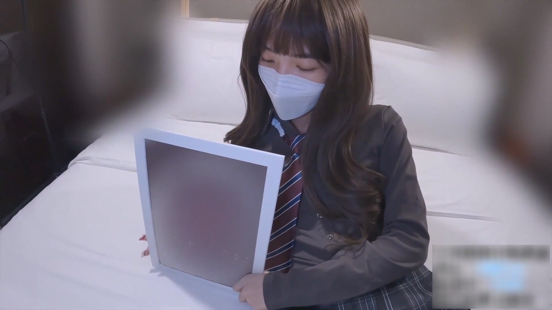 宝岛女神的JK制服！细长黑丝美腿 粉嫩小穴！女神不仅逼嫩，射后还提供淫脚足交服务！小姐姐真诱人