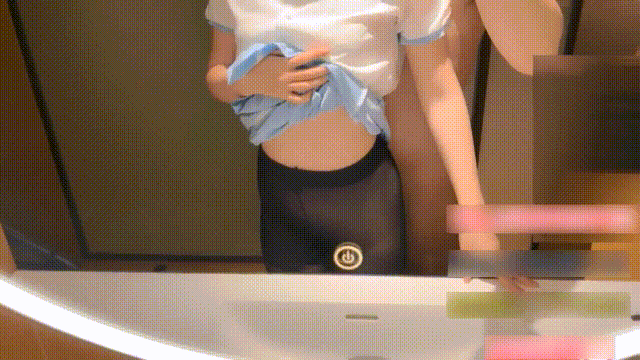 “晚上还要给我惊喜呀 啊~谢谢亲爱的 我现在在外边朋友给我过生日呢”小浪货过生日还不忘出轨