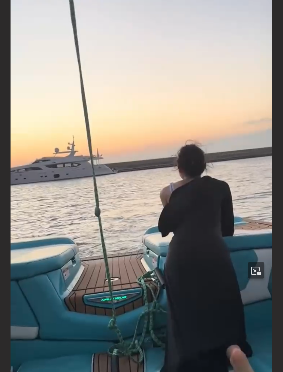 富二代游艇出海 两名顶级女神化身母狗 同时跪舔服侍 全自动后入骑乘 这是多少人的梦？