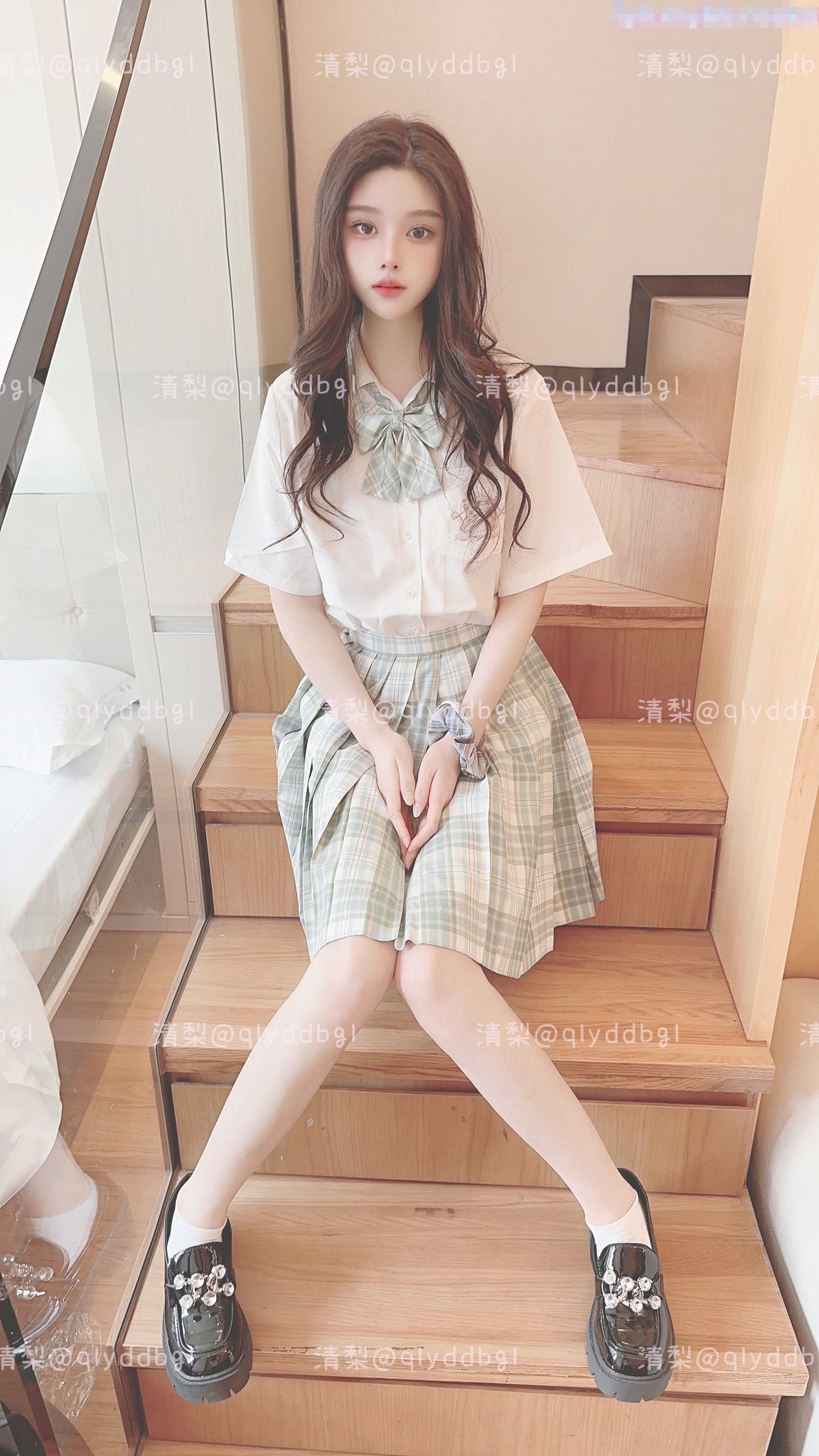 绝世美穴小菊花紫薇给哥哥看 插屁眼把自己插喷了，没有谁有那么骚了吧 啊~喷出好多水~好羞耻