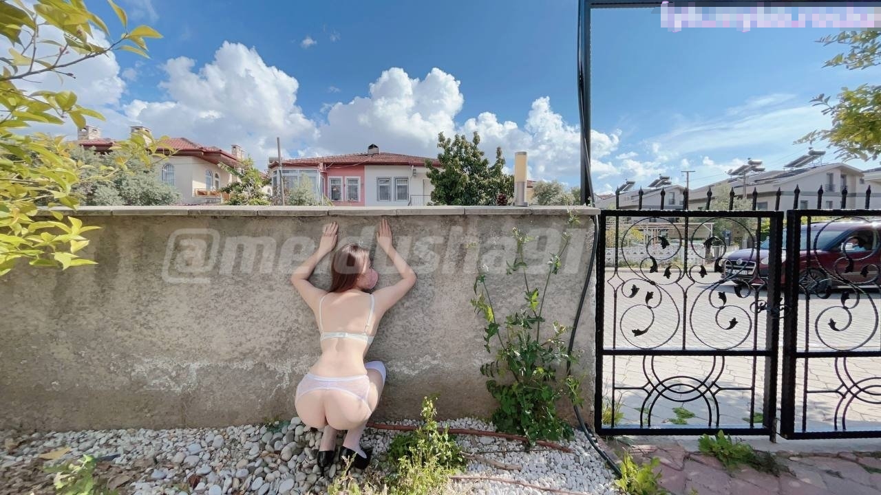 小美女艺高人胆大 挑战羞耻极限 人前全裸丝袜口交 被操到潮吹 死死捂住嘴生怕叫出声来 极度淫荡