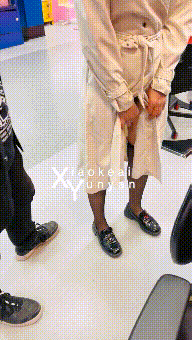 小美女艺高人胆大 挑战羞耻极限 人前全裸丝袜口交 被操到潮吹 死死捂住嘴生怕叫出声来 极度淫荡