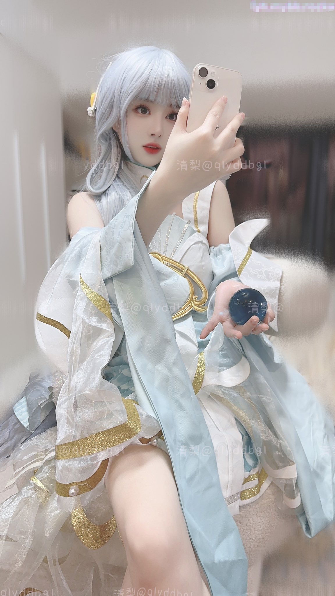 楚楚可怜美少女跪在板凳上被后入到高潮迭起，小萝莉下面水真多！被哥哥用手抠淫穴！小小年纪就这么放荡