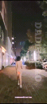 小美女艺高人胆大 挑战羞耻极限 人前全裸丝袜口交 被操到潮吹 死死捂住嘴生怕叫出声来 极度淫荡