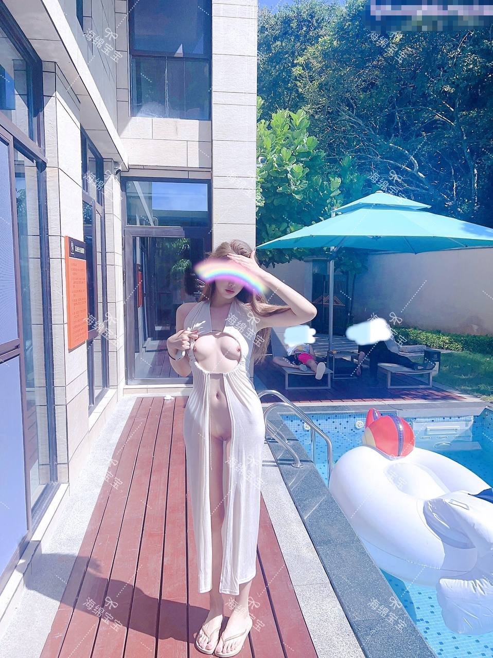 小美女艺高人胆大 挑战羞耻极限 人前全裸丝袜口交 被操到潮吹 死死捂住嘴生怕叫出声来 极度淫荡