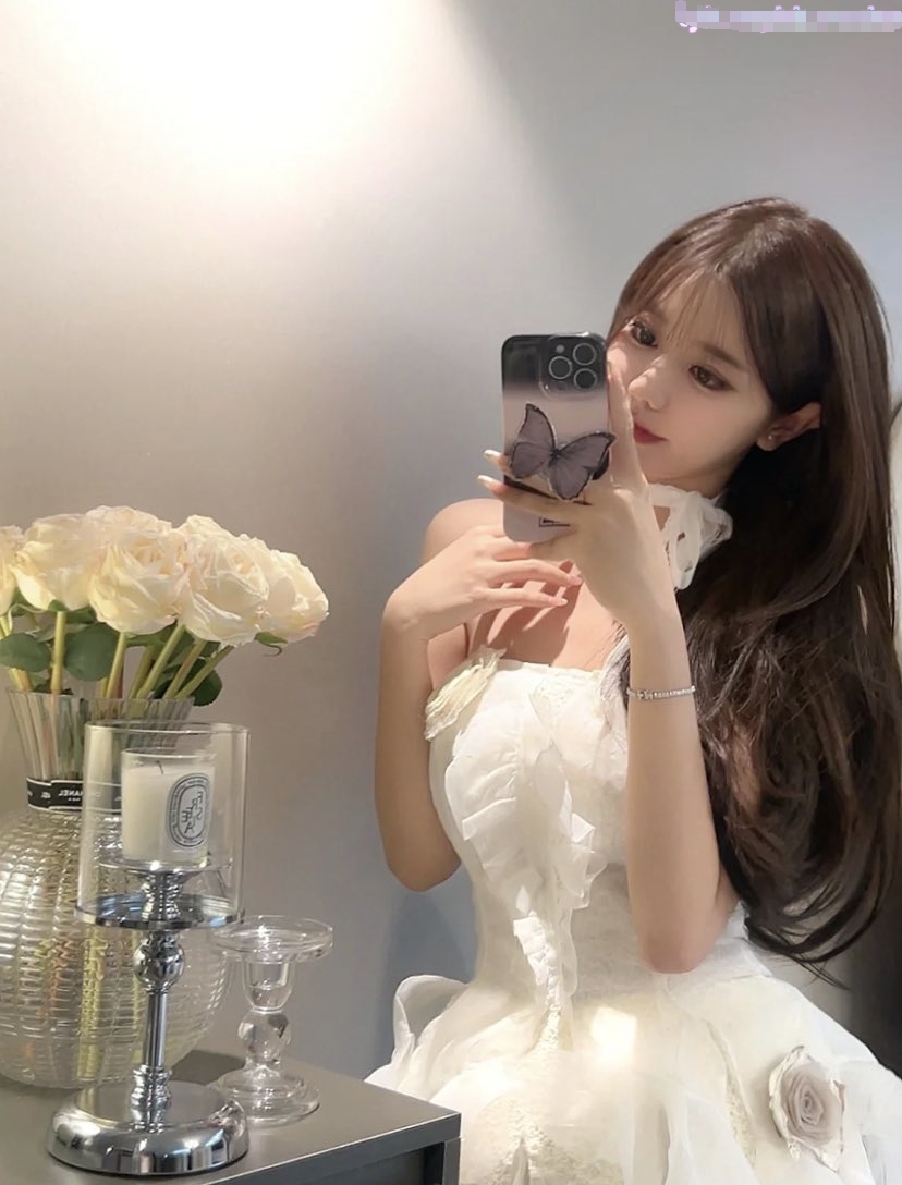 楚楚可怜美少女跪在板凳上被后入到高潮迭起，小萝莉下面水真多！被哥哥用手抠淫穴！小小年纪就这么放荡