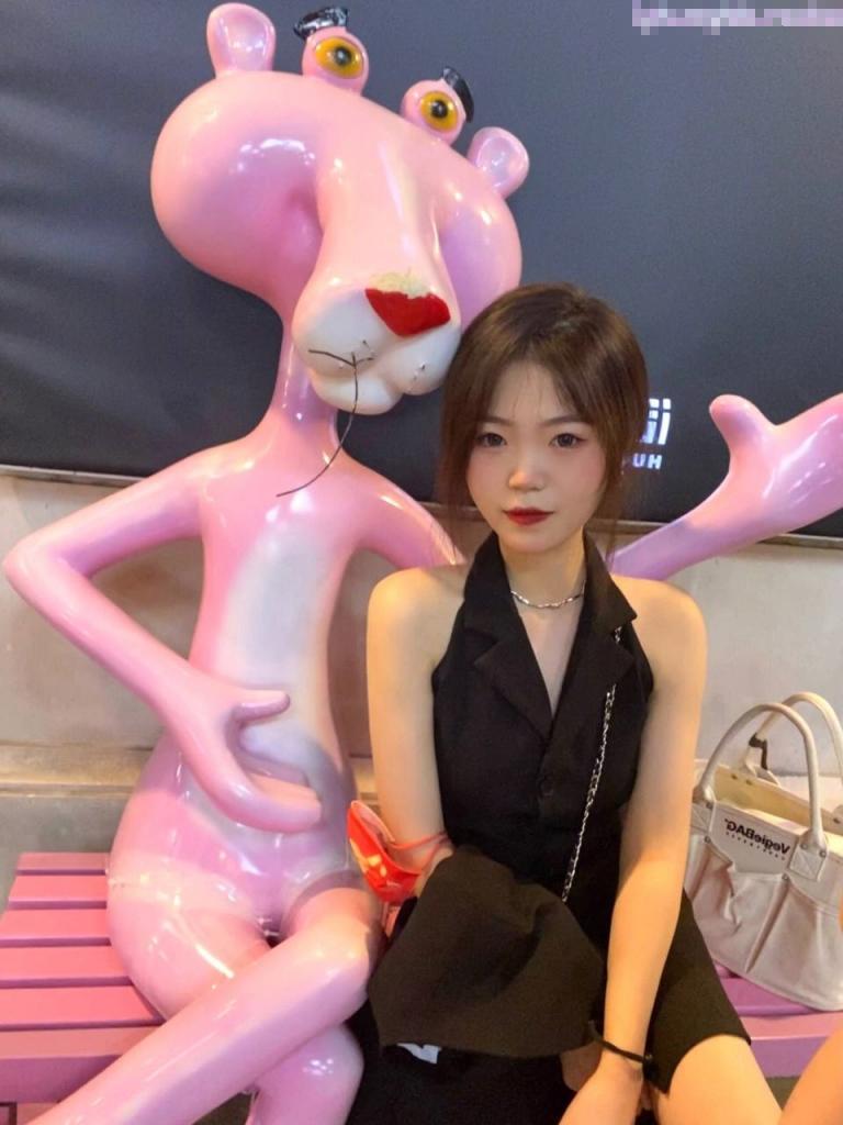 淫荡女人的终极梦想 自己被老公蒙上眼睛，岔开双腿躺着，房间里一群男人排着队，而自己老公在旁边看着