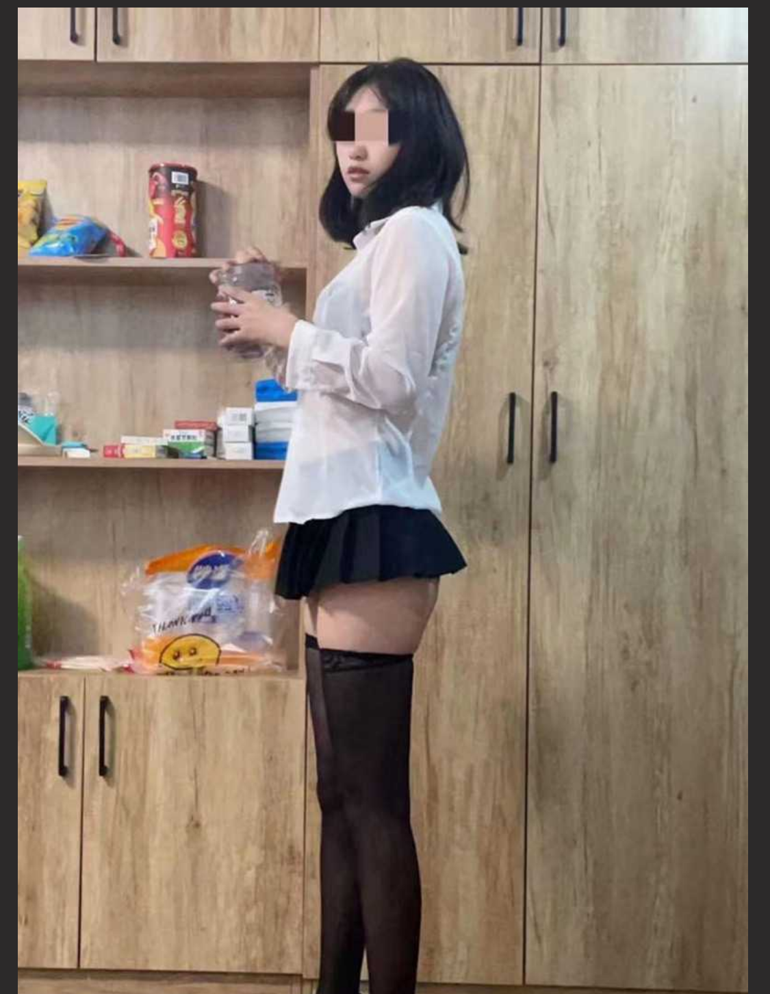 隔壁班的住校班花身穿黑丝JK翻墙出来约炮 酒后那深情舔屌的模样反差到了极致 这口活简直太棒了 ！