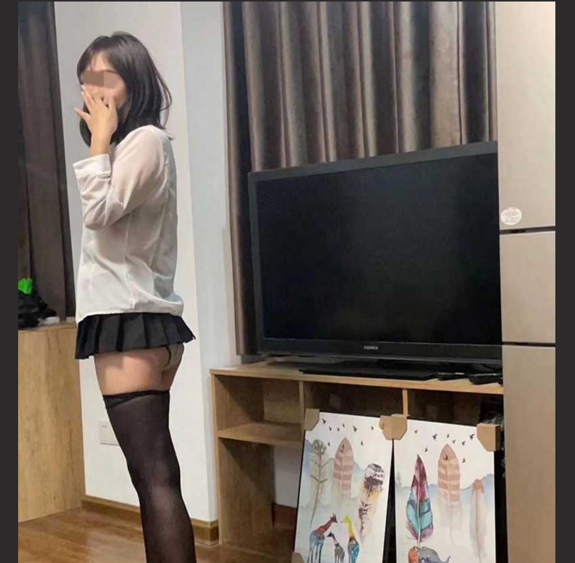 隔壁班的住校班花身穿黑丝JK翻墙出来约炮 酒后那深情舔屌的模样反差到了极致 这口活简直太棒了 ！