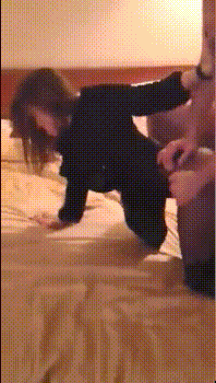 淫荡女人的终极梦想 自己被老公蒙上眼睛，岔开双腿躺着，房间里一群男人排着队，而自己老公在旁边看着