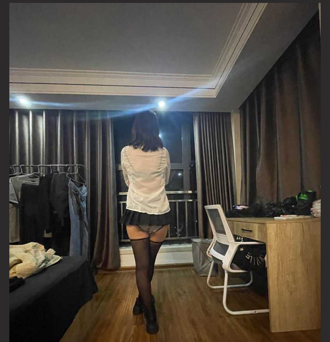 隔壁班的住校班花身穿黑丝JK翻墙出来约炮 酒后那深情舔屌的模样反差到了极致 这口活简直太棒了 ！