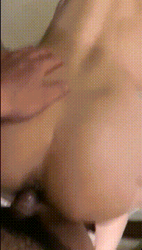 老婆的玉唇包裹着一个单男的鸡吧 蜜穴还在被另一根操的啪啪作响整个新婚婚房都是淫叫声