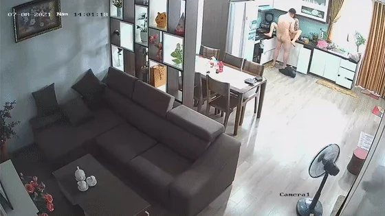 黑客破解家庭网络摄像头偷拍❤️老婆在厨房煮饭过程中被欲火浑身的老公 扒光抱起一顿操