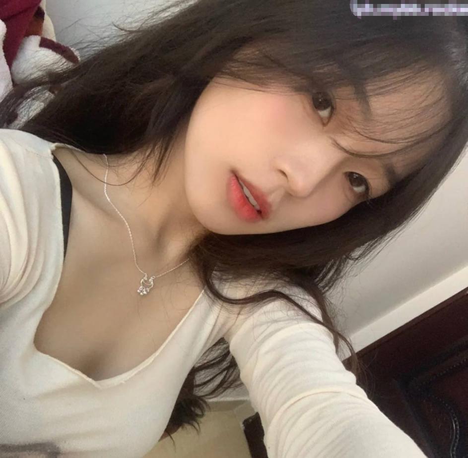 淫荡女人的终极梦想 自己被老公蒙上眼睛，岔开双腿躺着，房间里一群男人排着队，而自己老公在旁边看着