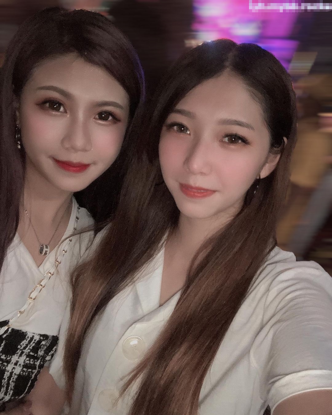 很有气质的美女一天不操逼逼就难受 逼紧水又多 被无套输出 表情舒坦 反差娇妻后入才是最舒服