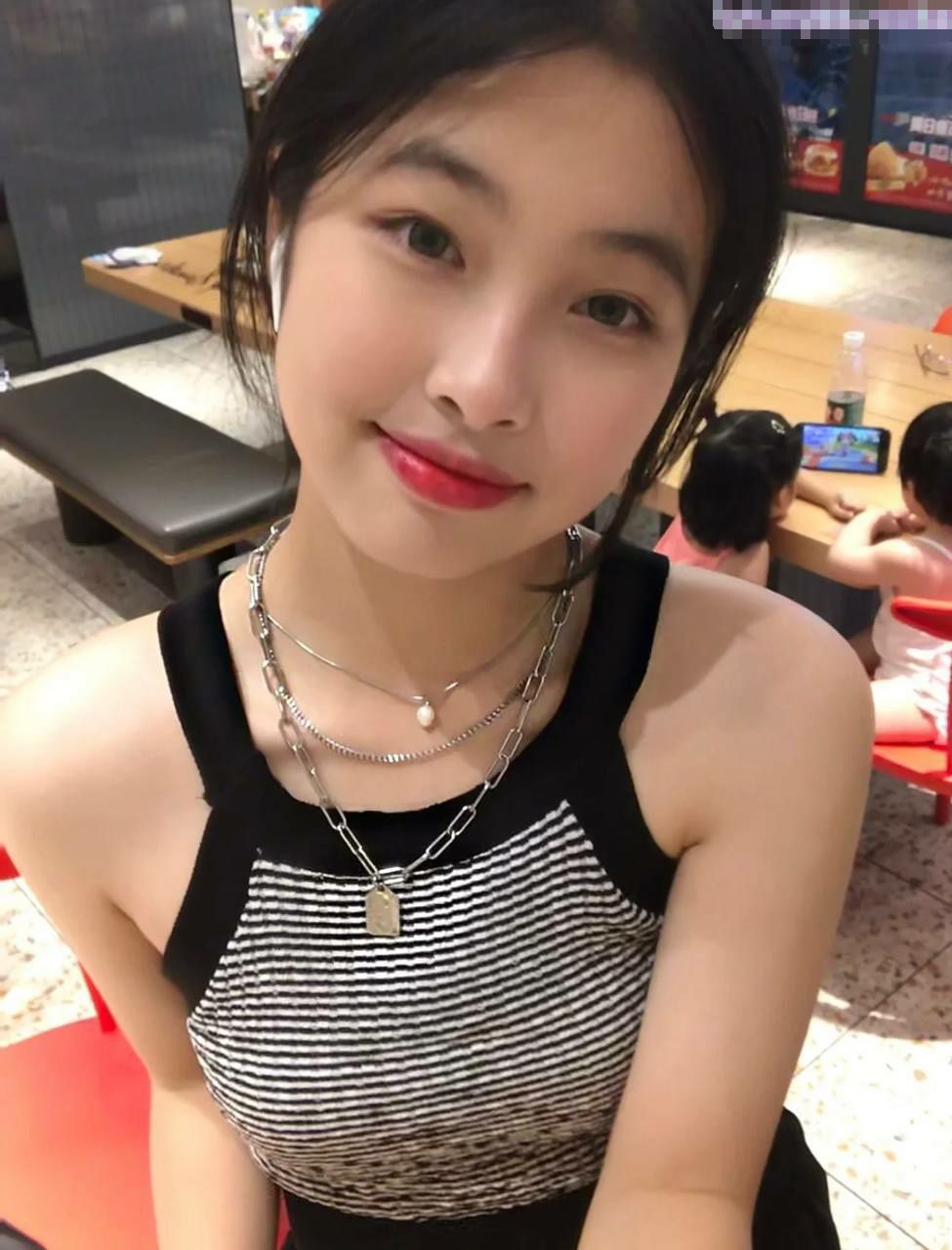 极品后入出来偷情人妻 老公也知道她出来偷吃的 把狗链带到她的脖子上真实自拍被多个猛男肆意玩弄